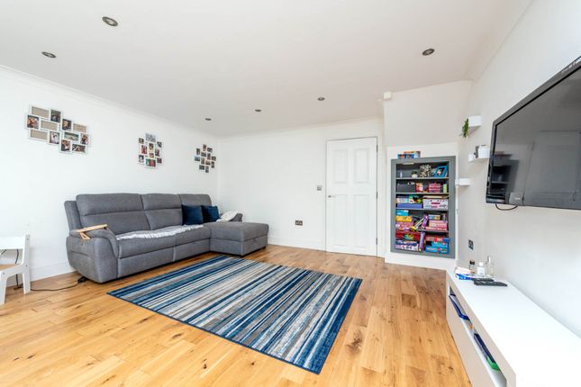 19, Aragon Place, Morden photo 2