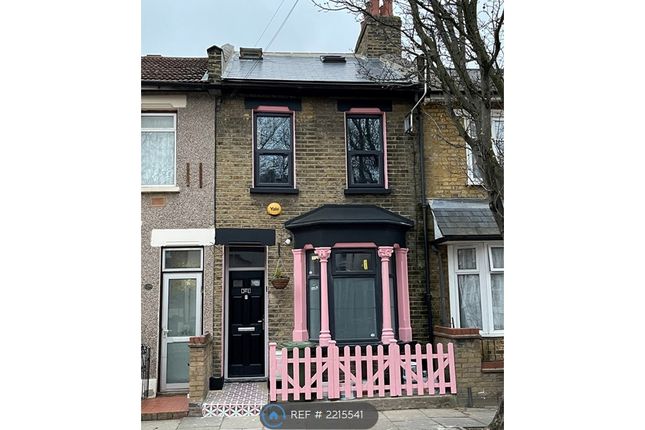 Terraced house to rent in London, London