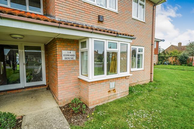 1-bed flat on Manor Road, Chichester, £75,000