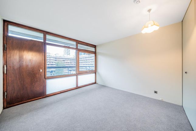 Flat to rent in Andrewes House, Barbican, London