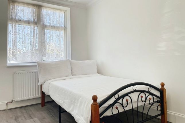 Room 1, 69, Goodwood Avenue, Enfield photo 4