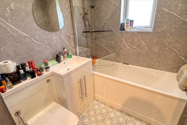 38, Waltham Court, Great Clacton photo 4