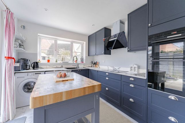 8 Oaklands Crescent, Holt photo 3