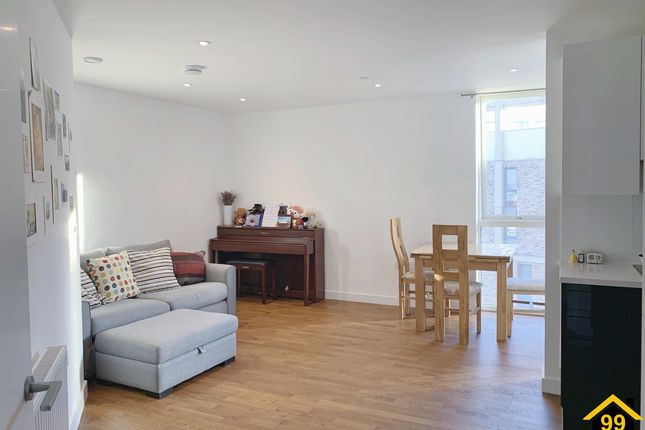1-bed flat on 133, Discovery Tower, London, £389,000