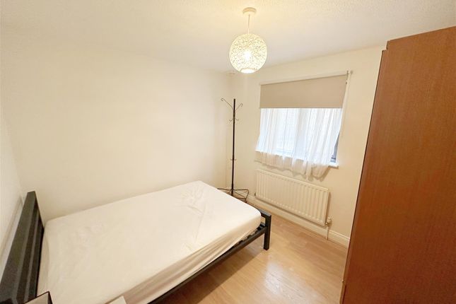 Flat to rent in Redland Drive, Loughton, Milton Keynes