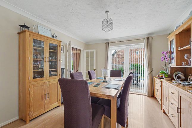 23 Thrale Way, Rainham, Kent photo 4