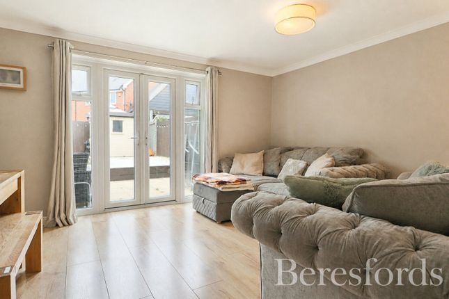 14, Duncombe Close, Essex photo 3