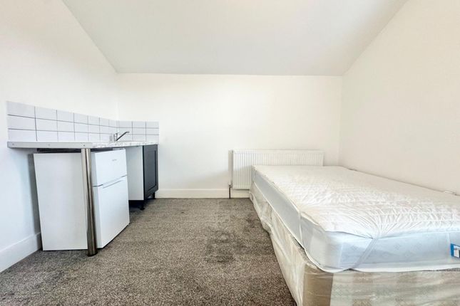Flat 5 27 Bartram Road, LONDON photo 2