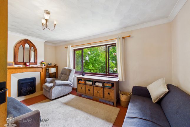 14, STANDING BUTTS CLOSE, SWADLINCOTE photo 2