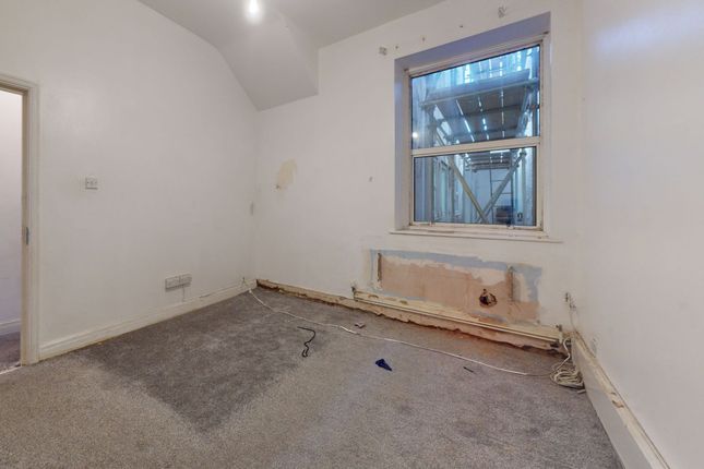 Flat for sale in Kilburn Lane, London