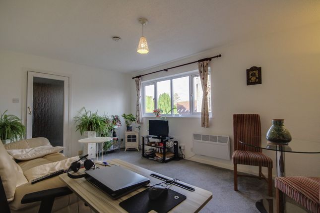 Thumbnail Flat for sale in Wiltshire Road, Wokingham