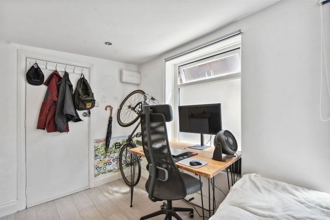Flat C, 10, Sandringham Road, London photo 3