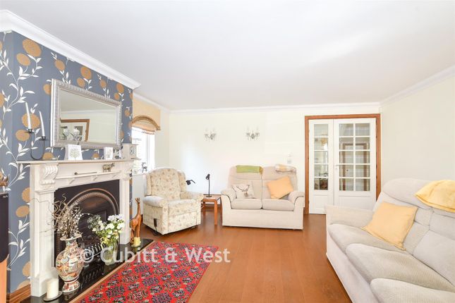 16C, Stonefield Close, Crawley photo 4