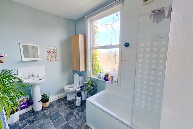7 Trelawn Terrace, Leeds photo 5