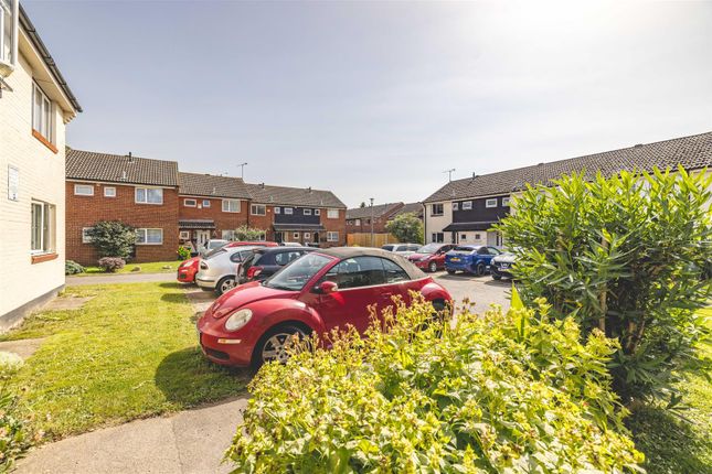 Flat for sale in Blinco Lane, George Green, Langley