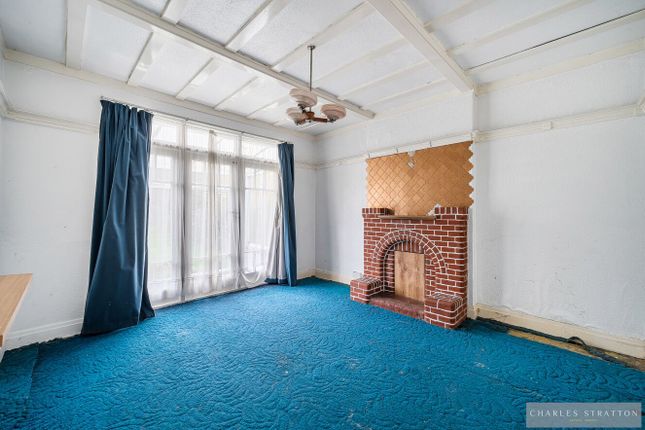 8 Hall Park Road, Upminster photo 4