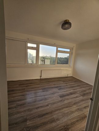 Studio house on 9 Liphook Close, London, £3,000/mo