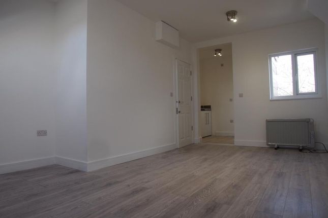 Studio to rent in Shrubbery Road, London