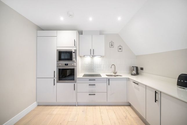 Flat 5,Harrier House, 31-33 Fasset Road, Greater London photo 4