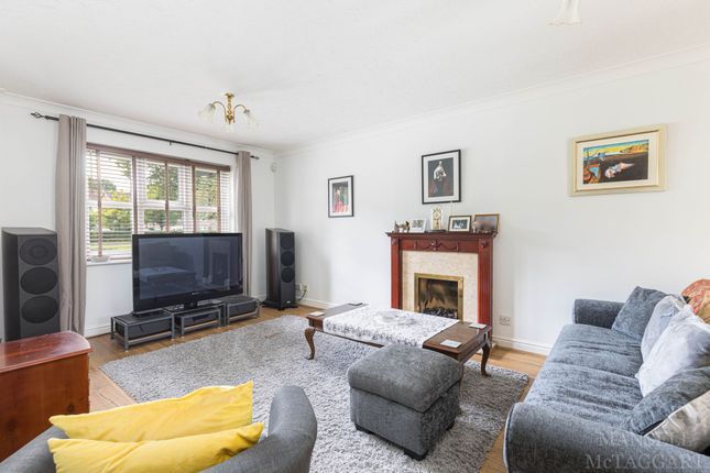 33 Alberta Drive, Horley photo 4
