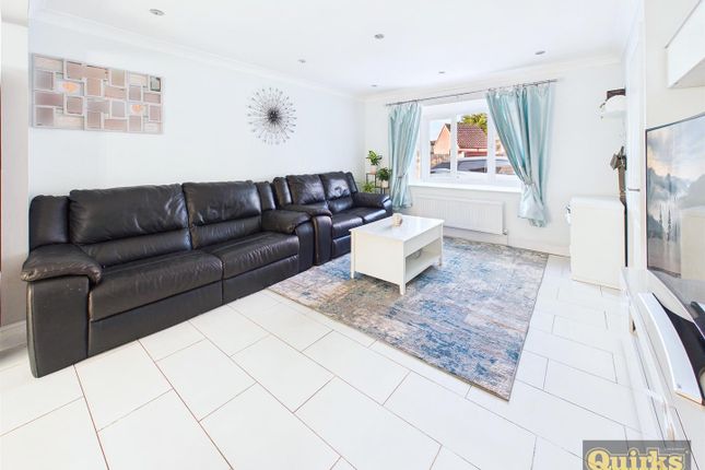 14, Niven Close, Wickford photo 2