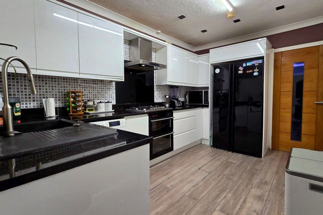 5 Hazel Walk, Bradford photo 4