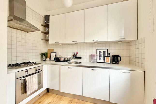 Flat 59,The Cloisters,145, Commercial Street, London photo 2