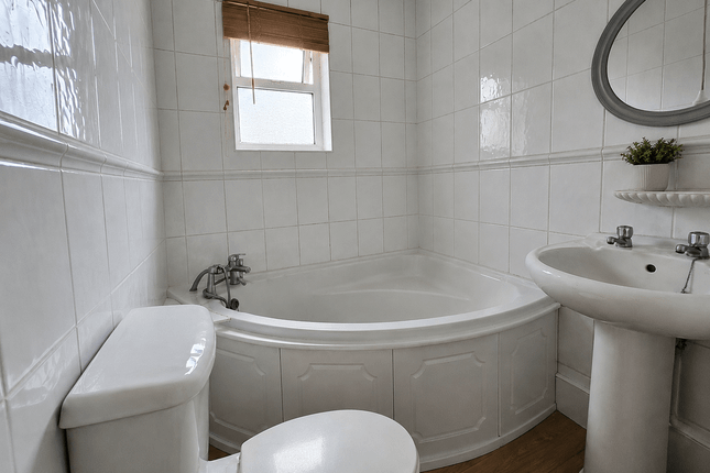 Studio house on 21 Warren Road, Luton, £1,675/mo