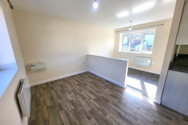 Flat 2, 40 Thorneycroft Lane, Wolverhampton photo 2