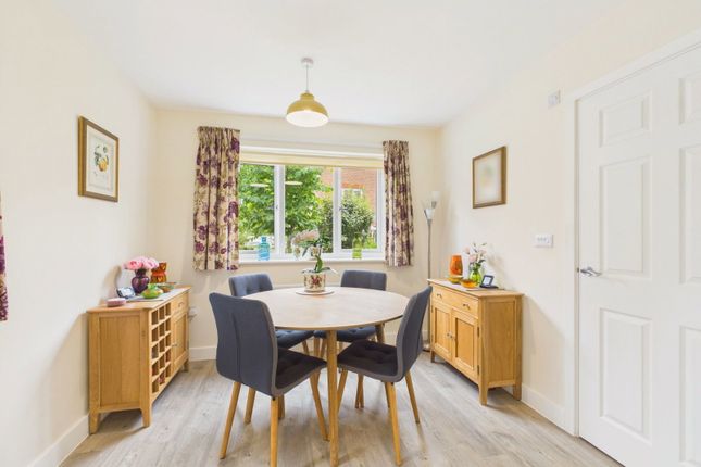 42, Mole Crescent, Horsham photo 3