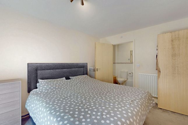 25 Phoenix Court 1, Chertsey Road, London photo 2