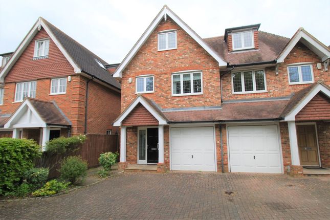 Thumbnail Town house to rent in Warwick Road, Beaconsfield