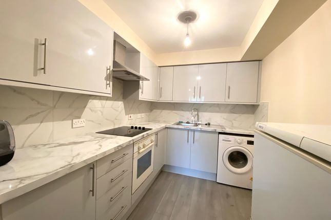 Flat to rent in Stirling Grove, Hounslow, Greater London