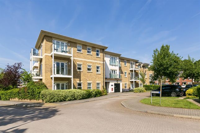 Flat for sale in Dyas Road, Sunbury-On-Thames