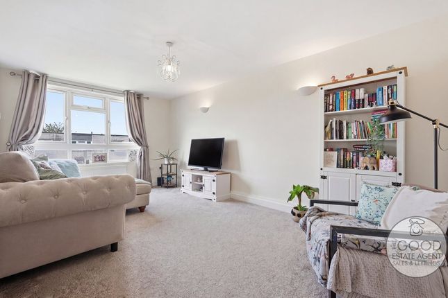 129, Highwood Lane, Loughton photo 2