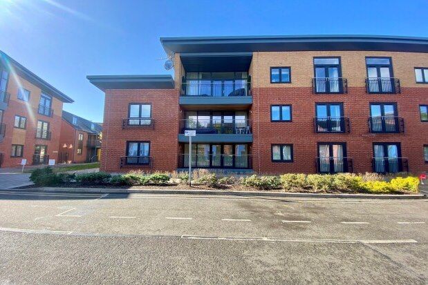 Flat to rent in Canal Court, Worcester