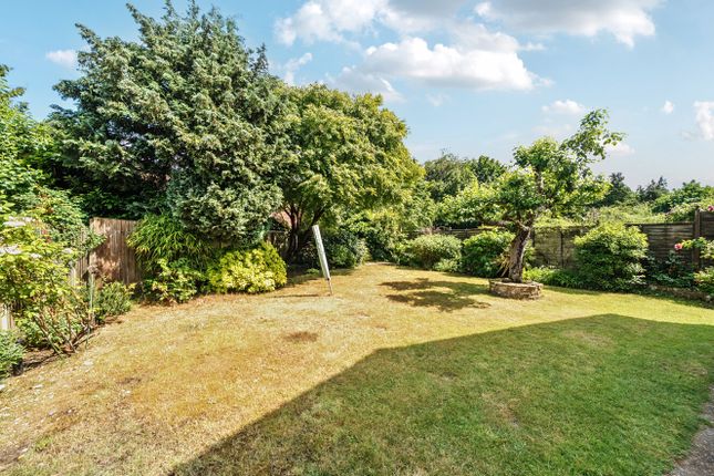 20, Appletree Close, Surrey photo 4