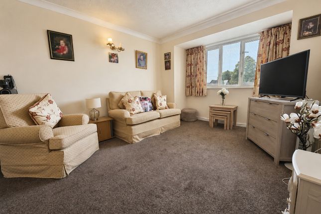 39, Queens Park House, Chester photo 3