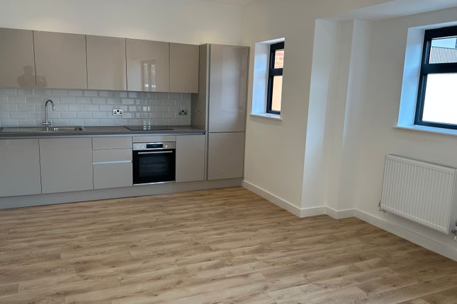 Flat to rent in High Street, Hounslow