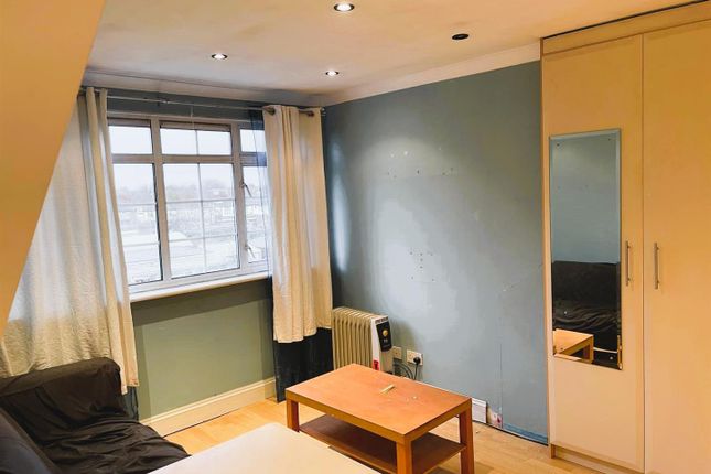 1st Floor Flat, 32, Broad Walk, Hounslow photo 2