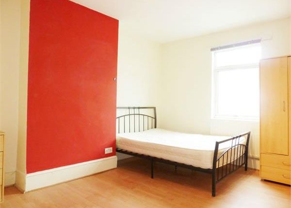 Second Floor Flat 181-183, Battersea High Street, Battersea photo 4