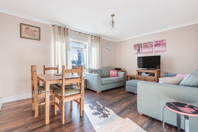 102, Grove Park Road, London photo 4