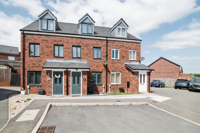 Thumbnail Town house for sale in Laceby Close, Redditch