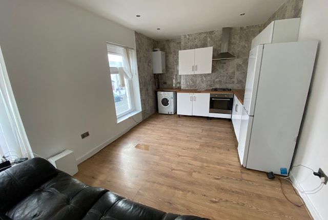 Flat to rent in Broadway, Roath, Cardiff