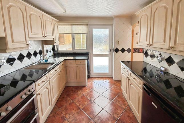 19, Spashett Road, Lowestoft photo 4