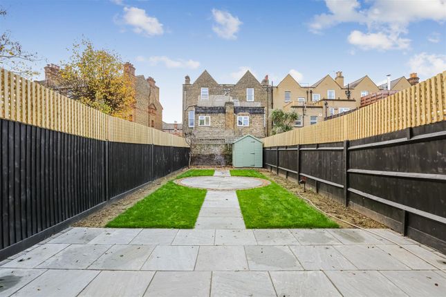 12, Brook Close, London photo 2