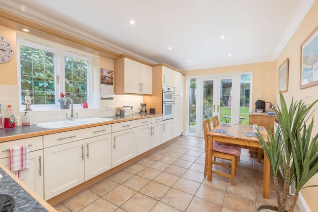 2 Maynard Close, Crawley photo 3