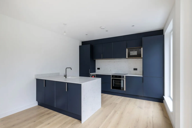 Flat for sale in Hyde Crescent, London