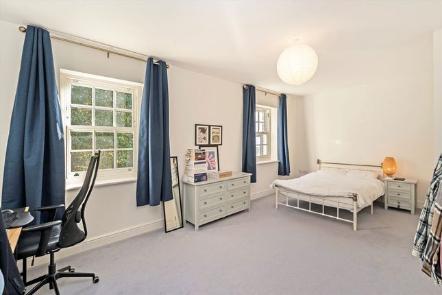 Lourdes Close, London photo 3