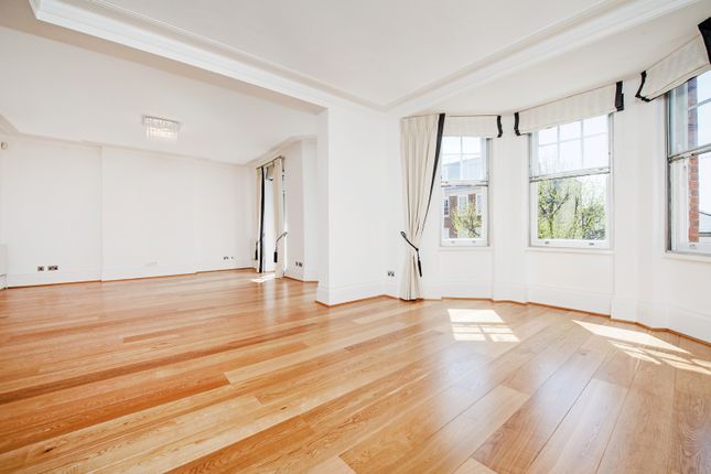 Flat to rent in Grove Court, Drayton Gardens